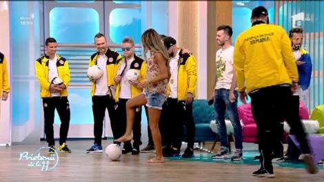 Şut şi... şi... RATARE! Diana şi Ramona lasă tocurile pentru a da cu mingea. Marii performeri de la Naţională de Fotbal a Artiştilor au venit la Prietenii de la 11: "Eşti prea mare pentru poarta mică"
