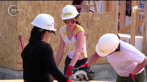 25 de elevi de la un liceul din Dublin au venit în România ca să ajute doi bihoreni să aibă casa mult visată