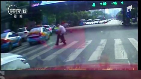 Imaginile care au făcut înconjurul lumii! Ce a făcut un polițist atunci când a văzut un bătrânel care încerca să traverseze stradă