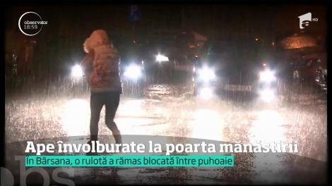 Natura s-a dezlănțuit! Furtuni devastatoare au făcut ravagii în mai multe zone din țară! Case și străzi au fost inundate, iar mașinile, luate pe sus de puhoaie