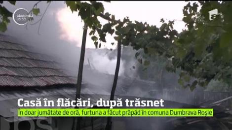 O casă lovită de trăsnet s-a făcut scrum &icirc;ntr-o comună din Neamţ