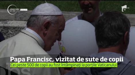 Papa Francisc, vizitat de sute de copii
