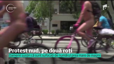 Sute de biciclişti au pedalat goi pe străzile dintr-un oraş din Mexic