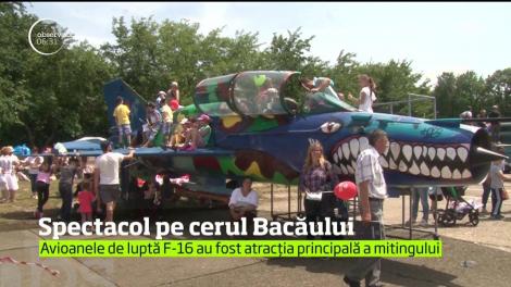 Maeştrii aerului au făcut spectacol în înaltul cerului la mitingul aviatic de la Bacău