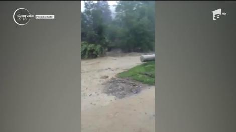 O rupere de nori a făcut ravagii &icirc;n această după-amiază, la Slănic Moldova