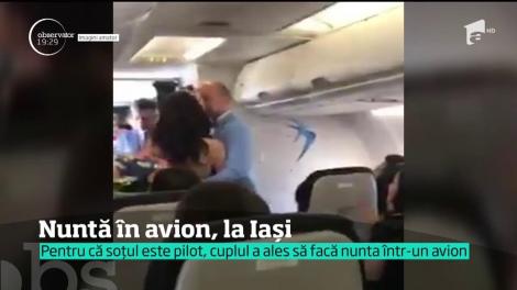 Imagini neobişnuite şi emoţionante pe aeroportul din Iaşi. Doi tineri au ales să-şi unească destinele &icirc;n avion
