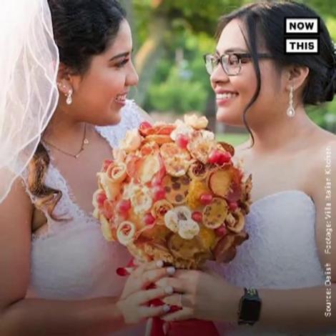 O mireasă a făcut ravagii pe internet cu buchetul din ziua nunții! A fost unul comestibil pe care l-a &icirc;mpărțit cu invitații și cu alesul ei. VIRAL