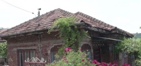 Tanti Mița, teroarea satului. Localnicii din Glodești Deal se pl&acirc;ng că o femeie &icirc;i atacă cu pietre și amenință zilnic