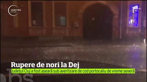 Vremea rea deja îşi face simţită prezenţa. O rupere de nori a făcut prăpăd noaptea trecută pe străzile din Dej