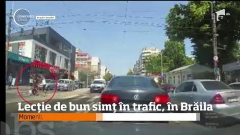 Un șofer din Brăila a coborât să ajute un om într-un scaun cu rotile să traverseze strada