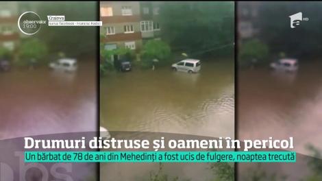 S-au rupt norii peste Rom&acirc;nia, aflată sub cod roşu şi portocaliu! Furtunile au inundat oraşele şi au surpat o parte din drum