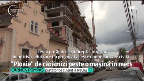 Un bărbat din Cluj a trecut prin clipe de groază, &icirc;n timp ce se afla la volan. S-a trezit cu o ploaie de cărămizi peste maşină