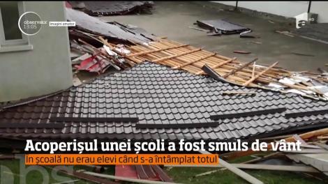 Acoperișul unei școli, smuls de vânt. Oamenii au asemănat vijelia care a smuls acoperişul cu pâlnia unei tornade