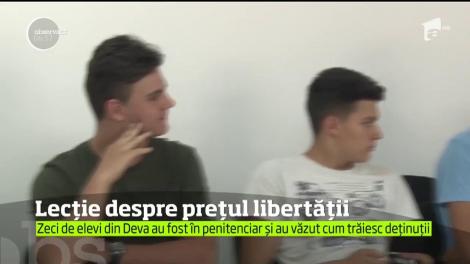Zeci de elevi au ajuns după gratii, în Deva