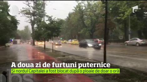 A fost o nouă seară în care vijeliile au inundat străzi, au doborât copaci şi acoperişuri şi au transformat pâraie în torenţi periculoşi
