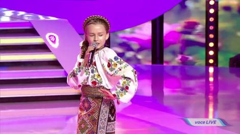Anastasia Ciobanu cântă o piesă din repertoriul folcloric pe scena "Next Star"