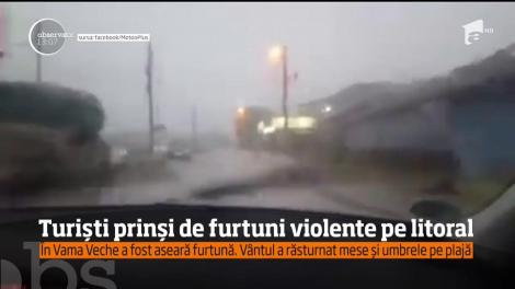 A fost prăpăd la mare! Turiștii au fost surprinși de furtuni violente pe litoral. Rafalele de vânt au luat pe sus mese și umbrele