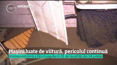 România este lovită de inundaţii. Sunt probleme în 14 judeţe: case răvăşite, drumuri distruse şi zeci de maşini au fost luate de viitură