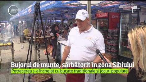 Petrecere mare în Mărginimea Sibiului. Pentru al 15-lea an consecutiv, bujorul de munte a fost sărbătorit de localnici şi turişti