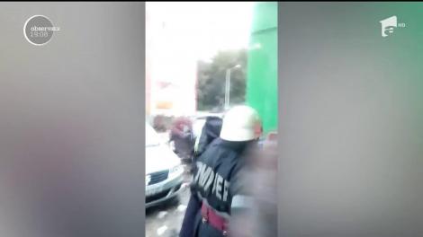 Momente cumplite într-un oraș din România din cauza condițiilor meteo extreme! Copii blocați în tomberon de frica ploii