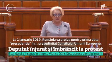 Scandal fără precendent în Parlament. Sub pretextul unei vizite, protestarii au reuşit să intre în Legislativ