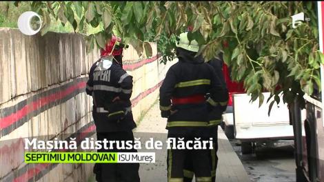 Panică pe o stradă din Târgu Mureş. Un autoturism a ars ca o torţă