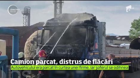 A fost panică în Târgu Jiu. Un camion a luat foc în parcarea unei societăţi comerciale, în timp ce şoferul se odihnea într-un hotel
