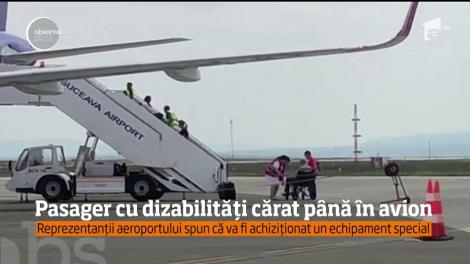 Imagini incredibile au fost suprinse pe aeroportul din Suceava! Un pasager cu handicap a fost cărat pe scări &icirc;n sus de doi angajaţi ai aeroportului p&acirc;nă &icirc;ntr-un avion!