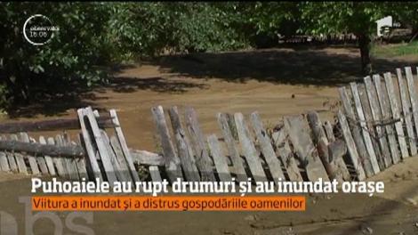 Puhuoaiele au rupt drumuri și au inundat orașe