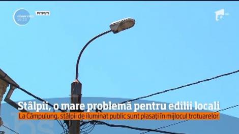 Epopeea "DOREL de România" continuă! O nouă gafă în materie de ornamente stradale, la Câmpulung: stâlpi de iluminat, în mijlocul trotuarului (VIDEO)