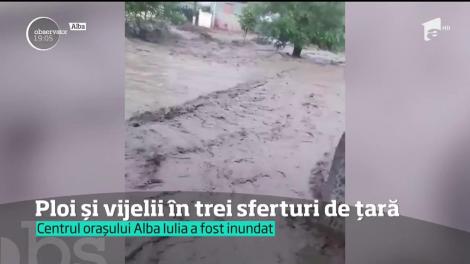 Viiturile au măturat trei sferturi din ţară. Sunt case inundate şi maşini îngropate în noroaie. Oameni disperaţi cer ajutorul autorităţilor