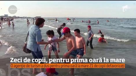 Zeci de copii, pentru prima ora la mare