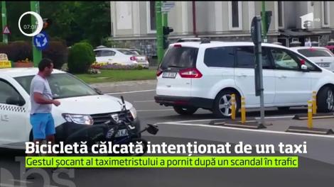 Incident şocant în Braşov - un taximetrist a luat sub roţile maşinii bicicleta unui bărbat