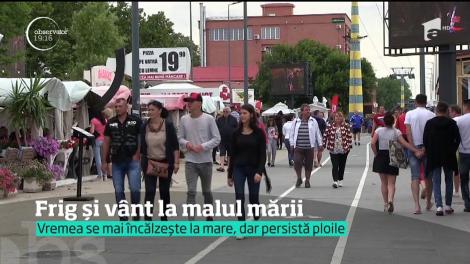 Frig și vânt la malul mării. La Mamaia, au fost 22 de grade în aer și tot atâtea în apa mării