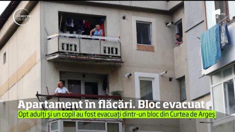 Apartament în flăcări. Bloc evacuat. Opt adulți și un copil au fost evacuați dintr-un bloc din Curtea de Argeș