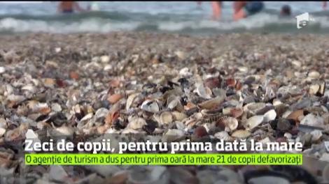 Zeci de copii, pentru prima dată la mare. O agenție de turism a dus pentru prima oară la mare 21 de copii defavorizați