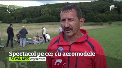 Spectacol pe cer cu aeromodele. Aparatele de zbor sunt lansate din mână, la fel ca la aruncarea discului