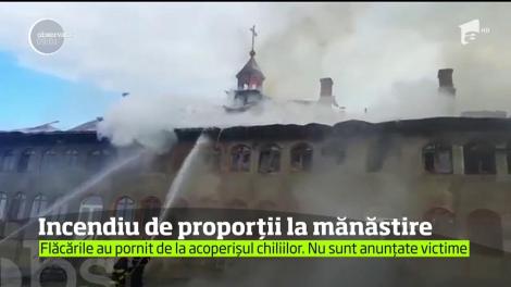 Incendiu de proporții la mănăstire. Pompierii intervin cu 15 autospeciale, participă și voluntari civili
