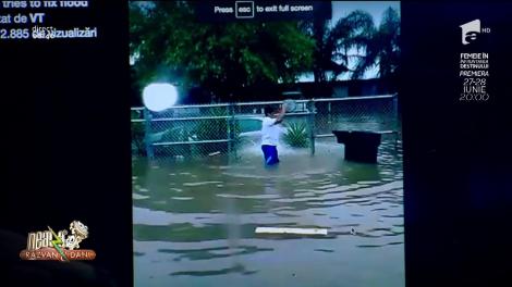 Smiley news! Inundații grave, reacții unice. Scoate apa cu găleata din curte, așa cum nimeni nu a mai făcut-o până acum