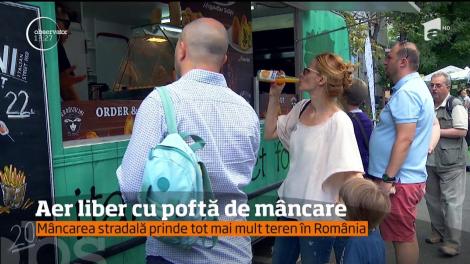 Şi în oraşe, venirea verii se simte. Străzile s-au umplut de rulote cu mâncare stradală, iar prânzul în aer liber este vedeta weekend-urilor
