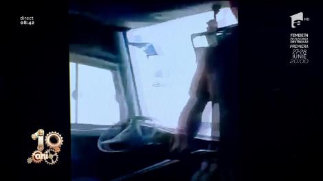 Live-ul pe Facebook, „nimica” toată! Un șofer s-a ridicat de la volan și le-a dansat călătorilor, fără să oprească autobuzul!
