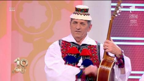 E momentul pentru... folclor, dans și voie bună! Două mândruțe, surorile Suzana și Daciana Vlad, alături de frații Florea - ”Horea omului înstrăinat”