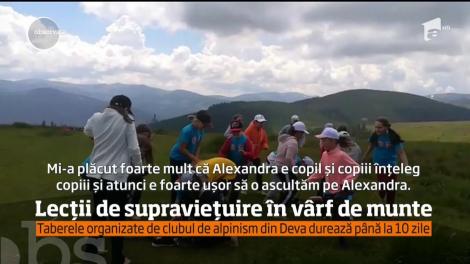 Lecții de supraviețuire în vârf de munte. Taberele organizate de clubul de alpinism din Deva durează 10 zile