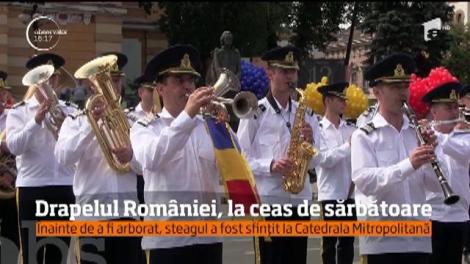 Drapelul Românieie, la ceas de sărbătoare. Aeronave militare au survolat cerul, înainte să se dea startul paradei