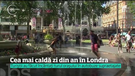 Cea mai caldă zi din an în Londra. Turiștii au făcut încântați turul orașului în autobuzele supraetajate
