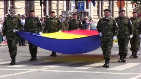 Drapelul, sărbătorit și nu prea. La Cluj, drapelul a fost adus cu elicopterul