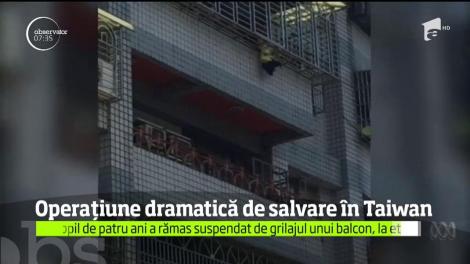 Minune dumnezeiască sau noroc?Un copilaș de patru ani a scăpat cu viaţă, ca prin minune, după ce a alunecat printre barele grilajului de la balconul locuinţei sale