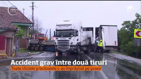 Un şofer a ajuns la spital în stare gravă, după ce două tiruri, între care unul încărcat cu bere, s-au ciocnit