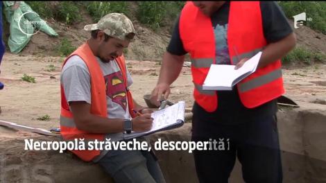 DESCOPERIRE EXTRAORDINARĂ! Câţiva muncitori din Gorj au dat peste un cimitir cu sute de morminte străvechi în timp ce făceau săpături la o conductă
