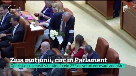Moțiune de cenzură cu protestatarii la ușă. Opoziția nu a reușit să strângă cele 233 de voturi necesare adoptării